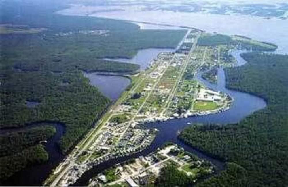 River Wilderness Waterfront Cabins Everglades City Εξωτερικό φωτογραφία